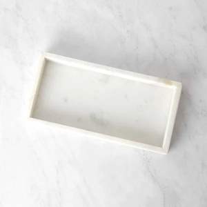 Plateau de service rectangulaire en marbre de qualité supérieure avec texture de pierre naturelle et poignées métalliques robustes pour une présentation élégante de la table. - Product Image 1