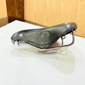 Selle de vélo style cuir avec rivets noirs, double rail en acier, coussin confortable, siège de vélo léger pour vélos de route - Product Image 4