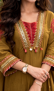 Ensemble Kurta en coton brodé couleur moutarde pour femme avec pantalon, coupe régulière, longueur genou, tenue de fête traditionnelle style Inde Pakistan - Product Image 5