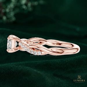Anillo de compromiso de diamante cultivado en laboratorio de inspiración vintage, con pavé cruzado y engaste elevado de cuatro puntas, para mujer - Product Image 6