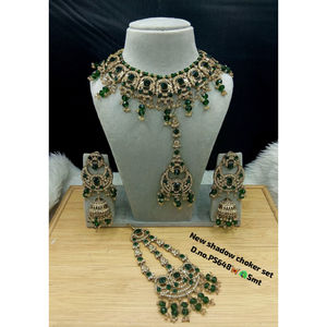 Parure de bijoux de luxe vintage en alliage plaqué rhodium avec strass en cristal : collier ras-du-cou, boucles d'oreilles, bague et Maang Tikka pour fiançailles - Product Image 1