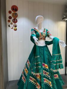 Conjunto de Chaniya Choli de Seda Romana Premium con Dupatta de Georgette Vintage y Adornos de Espejo para Mujer, Ropa Festiva - Product Image 5