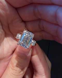 Anillo de Compromiso con Diamante Cultivado en Laboratorio, Corte Esmeralda de 3.5 CT, Oro Amarillo de 14K, Certificado IGI - Product Image 1