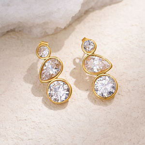 ต่างหูทรงหยดน้ำประดับเพชรซิคอนทรงลูกแพร์ ดีไซน์ทันสมัย ทำจากเงินแท้ 925  แบบสามเม็ด  สำหรับผู้หญิง เหมาะสำหรับเป็นของขวัญหมั้นหรือของขวัญแต่งงาน - Product Image 2