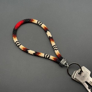 Porte-clés de poignet fait main en perles d'imitation avec motif crème, noir, rouge, marron – Cadeau tendance pour femme, idéal pour un usage quotidien - Product Image 4