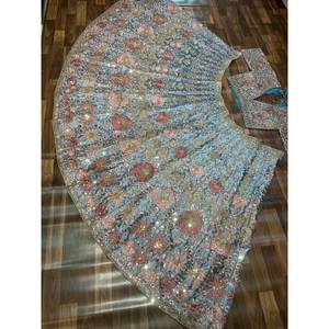 Hermoso Lehenga Choli con Lentejuelas para Fiestas, Ropa India y Pakistaní - Product Image 2