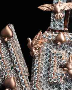 Collier personnalisé ACE Iced Out Moissanite avec pendentif en or rose et accents colombes et piques, style luxueux - Product Image 6