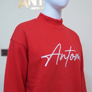 เสื้อสเวตเชิ้ตสีแดงสำหรับฤดูหนาว ปักโลโก้ตามสั่ง เสื้อฮู้ดแบบสวมหัว ผู้ชาย ผู้หญิง สตรีทแวร์ลำลอง ผ้าฟลีซ คอเต่า 300 กรัม แฟชั่นยูนิเซ็กส์ - Product Image 2