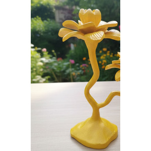 Porte-bougie en métal floral jaune avec revêtement poudré, doté de deux supports pour fleurs et de tiges ondulées, pour la décoration intérieure - Product Image 6