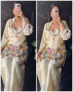 Conjunto de dos piezas de tela Cosmos blanca con cordón, top con cuello redondo y pantalón, elegante atuendo de fiesta para mujer. - Product Image 6