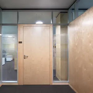 临时金属、玻璃和木制隔墙用于办公房间