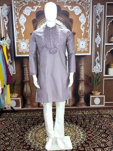 Ensemble Kurta Pajama pour homme en coton épais, impression numérique élégante, qualité excellente, idéal pour les festivals et les soirées, disponible à la vente. - Product Image 2