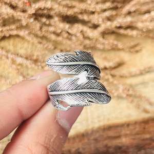 Anillos de Pluma Silvereye, Anillo Boho con Hoja para Mujer, Acabado en Plata Oxidada, Chapado en Oro de 18K, Diseño Nativo, Venta al por Mayor - Product Image 1