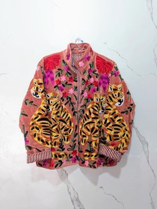 Veste en velours brodé Suzani pour femme, style audacieux et moderne, motif floral tigre, manteau bohème artisanal - Product Image 3