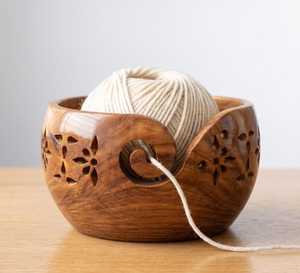 Bol à fil rond en bois, distributeur de fil fait main pour les passionnés de tricot, de crochet et de travaux d'aiguille - Product Image 3