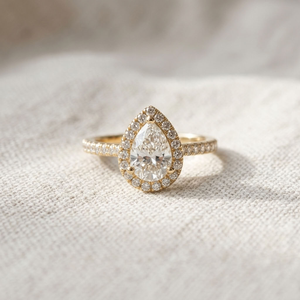 Bague de fiançailles en or 18 carats avec diamant taille poire certifié IGI et halo – Bijou de mariée tendance pour anniversaire et mariage - Product Image 3