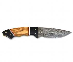 Couteau utilitaire d'extérieur à lame fixe en acier Damas artisanal à contraste élevé, manche en bois d'olivier et plaquettes en corne noire - Product Image 1