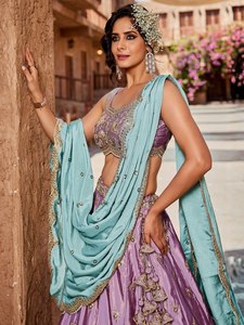 Conjunto de Lehenga Largo hasta el Suelo con Bordado Azul Púrpura, Estilo Línea A, Dupatta de Satén, Accesorios para el Cabello con Perlas, Escote Festoneado, para Dama de Honor - Product Image 1
