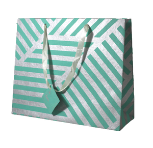 Bolsa de Regalo de Papel Reciclado Hecho a Mano con Diseño Clásico y Moderno, con Estampado Metálico Plateado en Toda la Superficie y Asas de Cinta de Satén a Juego - Product Image 3