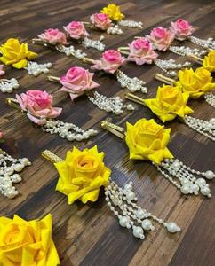 Pinzas para el Cabello con Rosas Florales Hechas a Mano y Borlas de Perlas, Accesorios Elegantes en Amarillo y Rosa Pálido para Bodas - Product Image 1