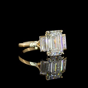 Bague classique en or 14 carats avec diamant de laboratoire taille émeraude certifié IGI 3 carats, bague de fiançailles à trois pierres avec diamants baguette sur les côtés - Product Image 2