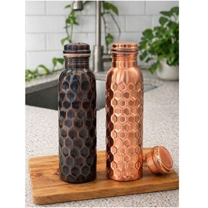 Bouteilles d'eau en cuivre à finition martelée nid d'abeille, design classique portable, pour voyage, avec couvercles, écologiques, pour mariage et extérieur - Product Image 1