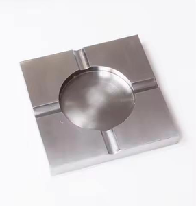 Cendrier décoratif en métal élégant, coupe-vent, pour l'intérieur et l'extérieur, support à cendres, accent de table - Product Image 1