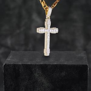 Collar con Colgante de Cruz Clásica de Oro Sólido de 14K en Oro Rosa, Blanco y Amarillo, con Diamantes Cultivados en Laboratorio con Corte Brillante, Certificados por GIA - Product Image 1