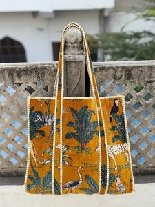 Bolso de Hombro Acolchado de Terciopelo Estampado Premium con Costuras Duraderas y Aspecto Moderno - Product Image 3