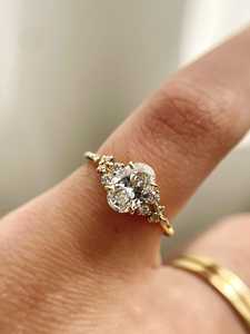 Bague de fiançailles ovale d'inspiration vintage avec halo de diamants en éclat étoilé et sangle fendue pavée en or 10K, 14K, 18K ou en argent - Product Image 1