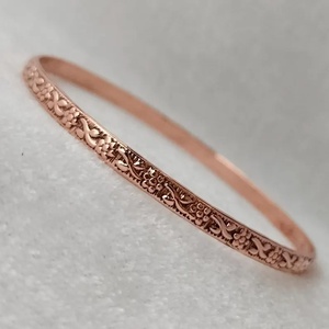 Joyería de Cobre Tallada a Mano de Calidad, Brazalete de Cobre con Patrón Floral de Estilo Tradicional, Brazalete Hecho a Mano en Venta - Product Image 4