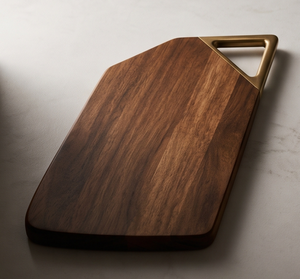 Tabla de Cortar de Cocina de Madera de Mango con Acabado de Nogal Sostenible, Plato Asimétrico Artesanal con Agarre Triangular de Latón - Product Image 4