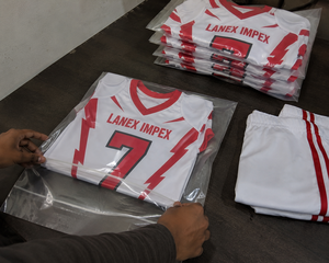 Nuevo Diseño de Uniforme de Fútbol Americano para Hombre, Conjunto de Jersey y Pantalones con Estampado por Sublimación en Blanco y Rojo, Número 7, Poliéster Transpirable - Product Image 5