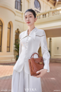 เสื้อเบลเซอร์ผ้าแพรแข็งติดกระดุมแขนยาวสำหรับผู้หญิง ELODIE คอหลังแบบปกติ ผ้าทอเนื้อละเอียด กระดุมแถวเดียว ดีไซน์หรูหรา ผสมสแปนเด็กซ์/โพลีเอสเตอร์ - Product Image 3