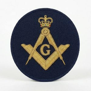 Plaque de reconnaissance personnalisée de qualité supérieure avec patch triangulaire en fil d'or maçonnique sur feutre bordeaux et bordure tressée dans un cadre en bois foncé - Product Image 4