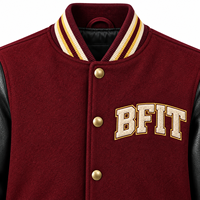 Veste universitaire marron avec manches en cuir noir, boutons dorés, logo brodé, style preppy pour homme, vêtement d'automne