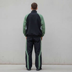 Conjunto de 2 piezas de ropa urbana de invierno con logo personalizado impreso al por mayor: Chaqueta con capucha y cremallera, y joggers con bloques de color, cortavientos. - Product Image 3