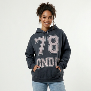 Sudadera con capucha informal para mujer, personalizable al por mayor con logo, estilo urbano, hombros caídos, transpirable, de punto. - Product Image 4