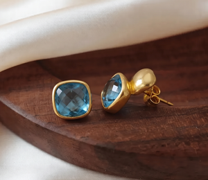 Boucles d'oreilles clous carrées en topaze bleue suisse, plaquées or, faites à la main, délicates, avec pierres précieuses facettées, bijoux massifs pour femmes R - Product Image 1
