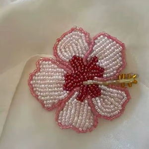 Top corto de algodón blanco acanalado de nueva temporada con bordado de cuentas hecho a mano y parche de pez arcoíris para mujer, estilo casual. - Product Image 1