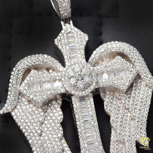 Colgante de Cruz Alada 3D Premium con Diamante Moissanita Baguette, Plata de Ley 925, Joyería de Alta Gama Totalmente Adornada - Product Image 4