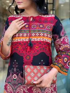 Conjunto de Kurta Floral con Estampado Digital Rojo para Mujer, Ropa Casual Étnica Estilo India Pakistán, Corte Regular, Secado Rápido, Algodón - Product Image 6