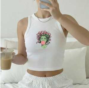Camiseta sin mangas de lona blanca para mujer con estampado de personajes verdes, cuello redondo, informal, corta, transpirable, ecológica, con diseño de logotipo frontal - Product Image 3