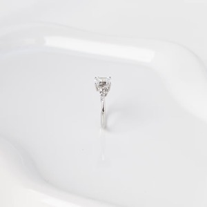 Bague de fiançailles minimaliste pour femme en or blanc 14 carats avec diamant de laboratoire taille émeraude 1 carat serti à griffes, certifié IGI - Product Image 2