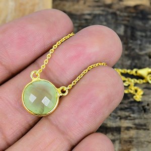 Collier avec pendentif en pierre précieuse de préhnite naturelle de forme ronde, chaîne en argent sterling 925 plaqué or 18 carats - Product Image 2