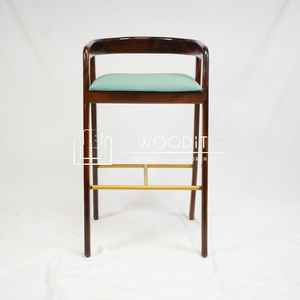Nouveau Tabouret de Bar Haut de Gamme 2026 en Bois Massif 100% avec Assise en Cuir Véritable – Élégant, Polyvalent pour Hôtels et Usage Commercial - Product Image 4