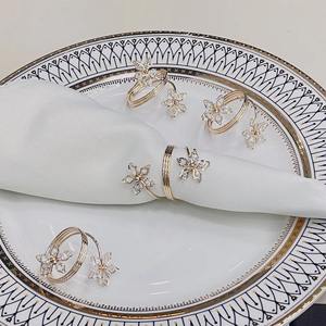 Anillo para servilletas de metal bien elaborado que agrega un toque de simetría que anclaje visualmente cada lugar de la mesa. - Product Image 3