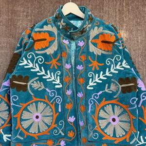 Chaqueta de terciopelo Suzani bordada a mano: Abrigo étnico colorido para el invierno - Product Image 2