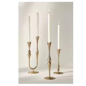 Support à bougies en métal de style premium, porte-bougie décoratif, centre de table moderne pour l'intérieur - Product Image 1
