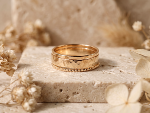 Ensemble de bagues empilables en or 14 carats texturé martelé de luxe, bijoux minimalistes de créateur pour femmes, vente en gros - Product Image 1